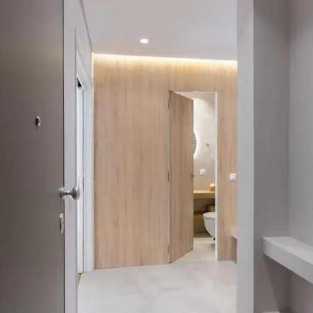 The Hostmaster Cosmopolitan Downtown Scent Apartment *