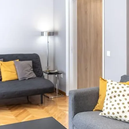 The Hostmaster Cosmopolitan Downtown Scent Apartment *