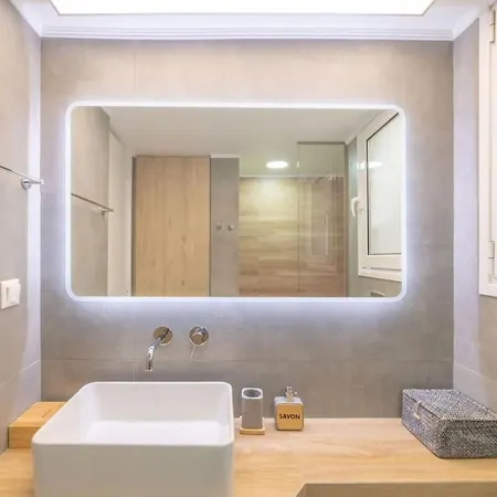 The Hostmaster Cosmopolitan Downtown Scent Apartment