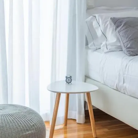 The Hostmaster Cosmopolitan Downtown Scent Apartment *